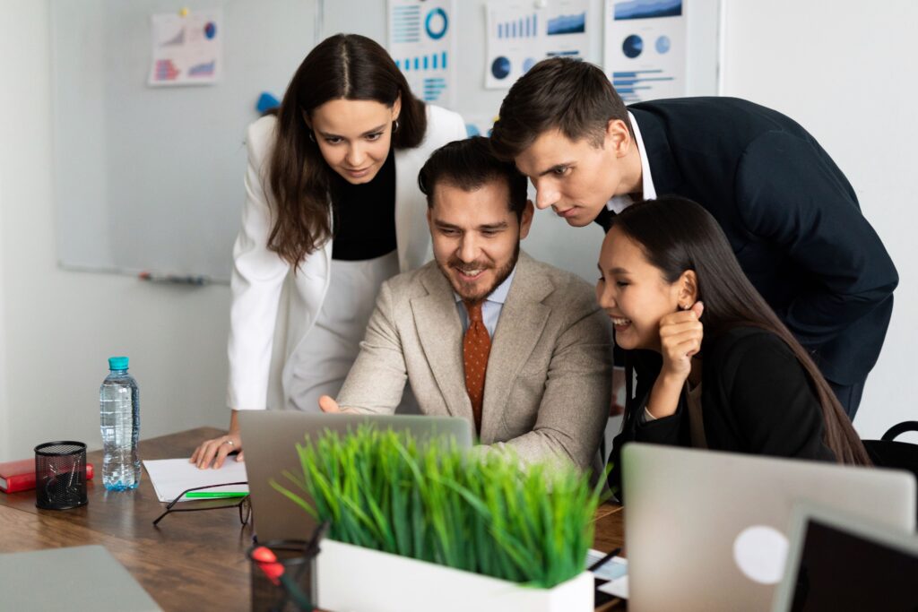 A group of young foreign entrepreneurs reviews online resources and business opportunities in Canada, exploring eligible business types and online registration processes under the start up visa and entrepreneur immigration pathways, ensuring they meet the Canadian language benchmark level and have sufficient financial resources and relevant experience.